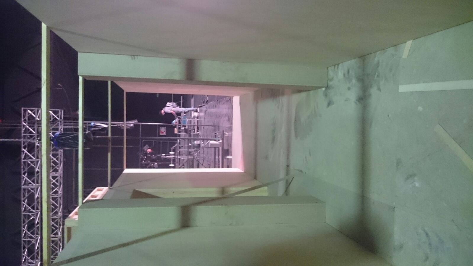 Una escalera que conduce a un edificio por la noche.