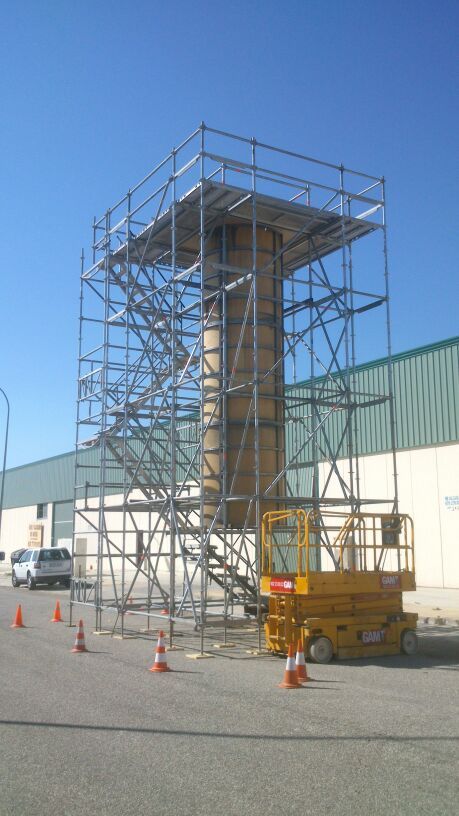 Se está construyendo una torre de andamios frente a un edificio.