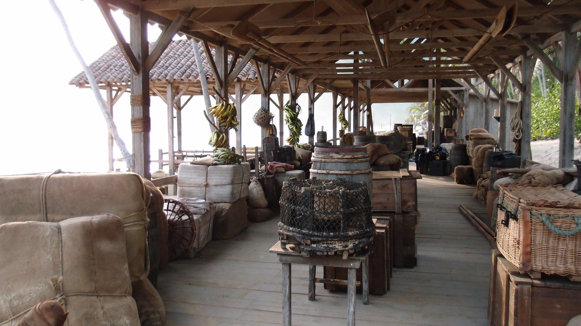 Un almacén lleno de muchas cajas y barriles.