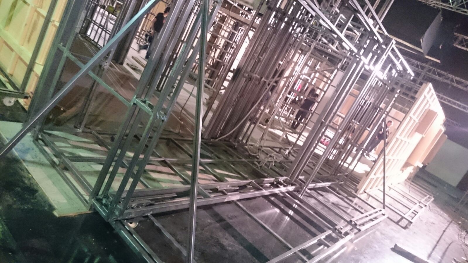 Por la noche se construye una gran estructura metálica.