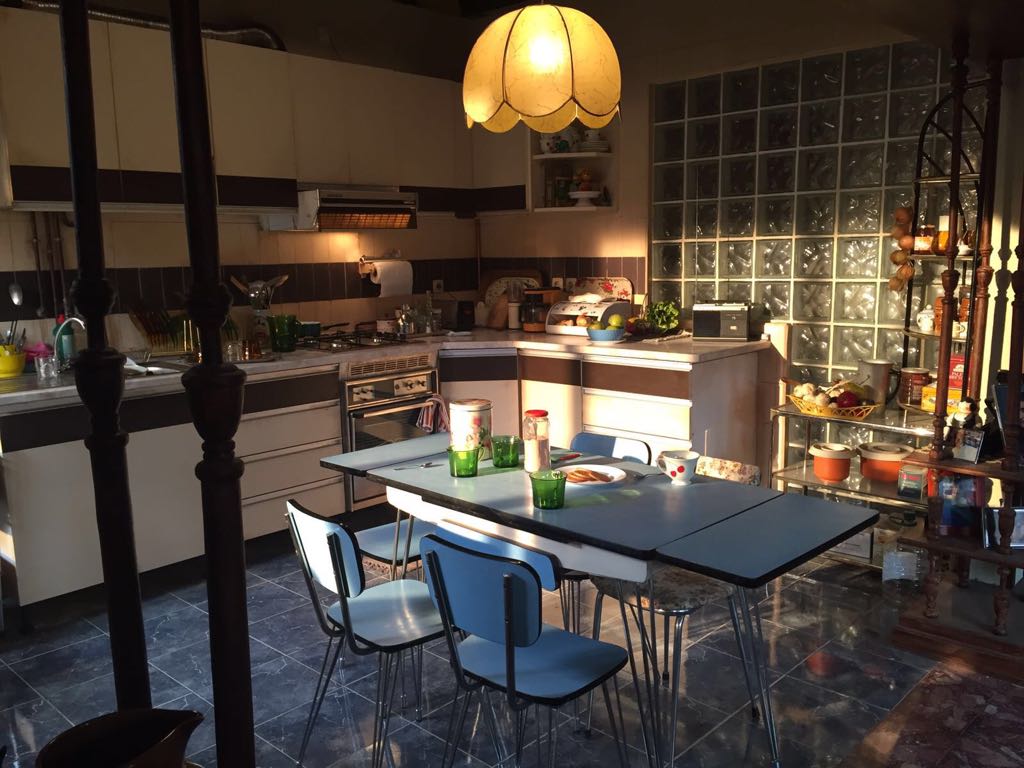 Una cocina con una mesa y sillas.