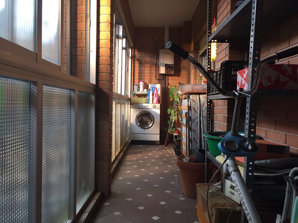 Un pasillo largo con una lavadora y una secadora.