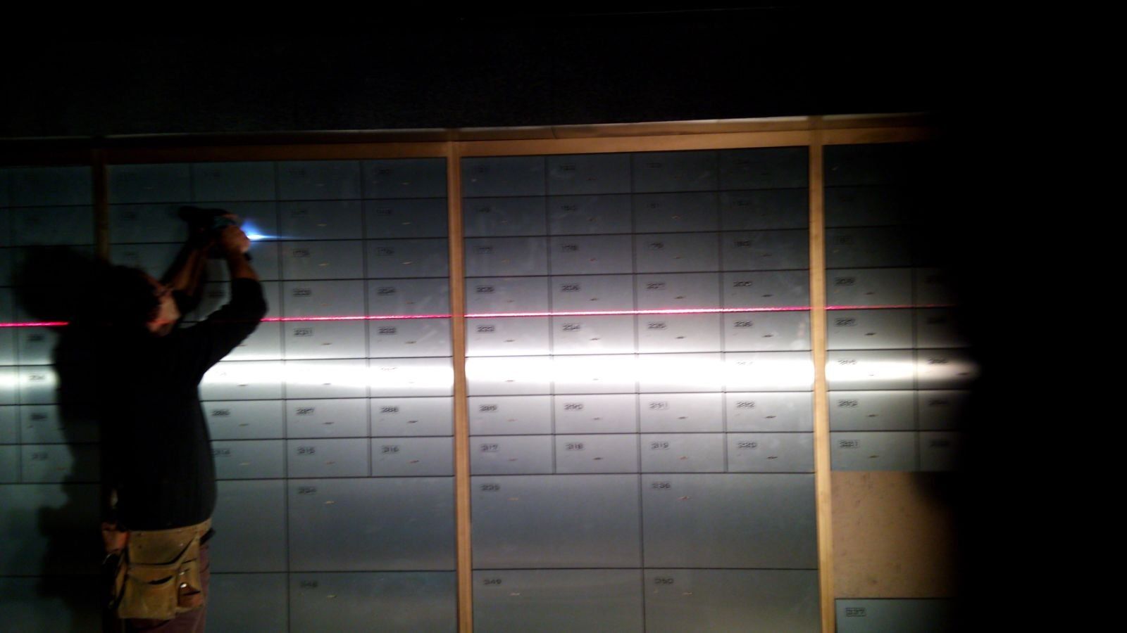 Un hombre está midiendo una pared con un rayo láser.