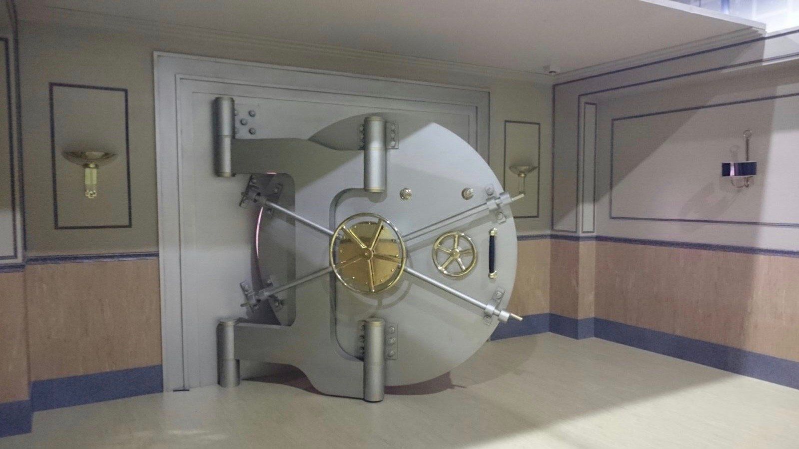 Hay una puerta bóveda en el medio de una habitación.