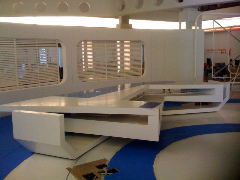 Una habitación azul y blanca con una mesa y sillas.