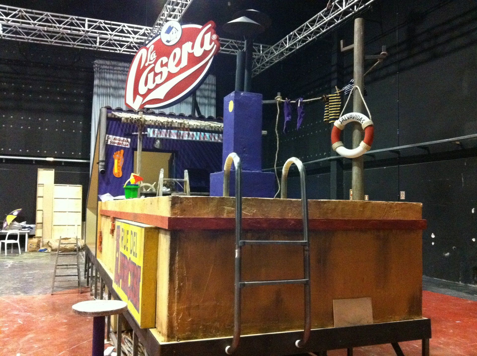 Un gran cartel rojo que dice 