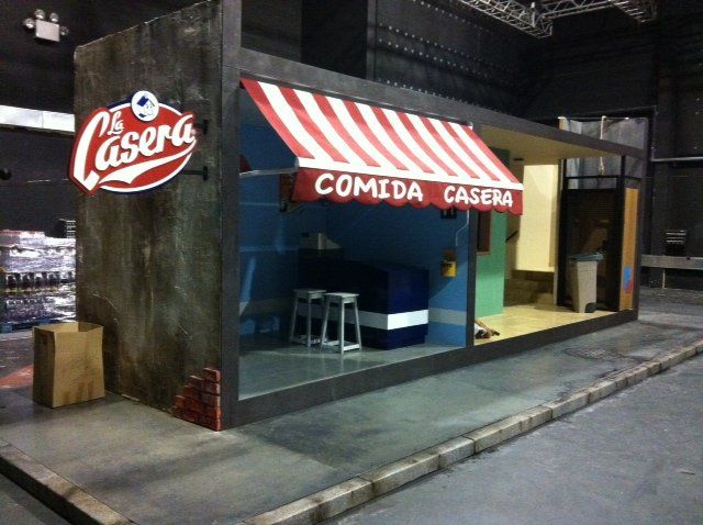 Una tienda de comida casera con un toldo rojo y blanco.