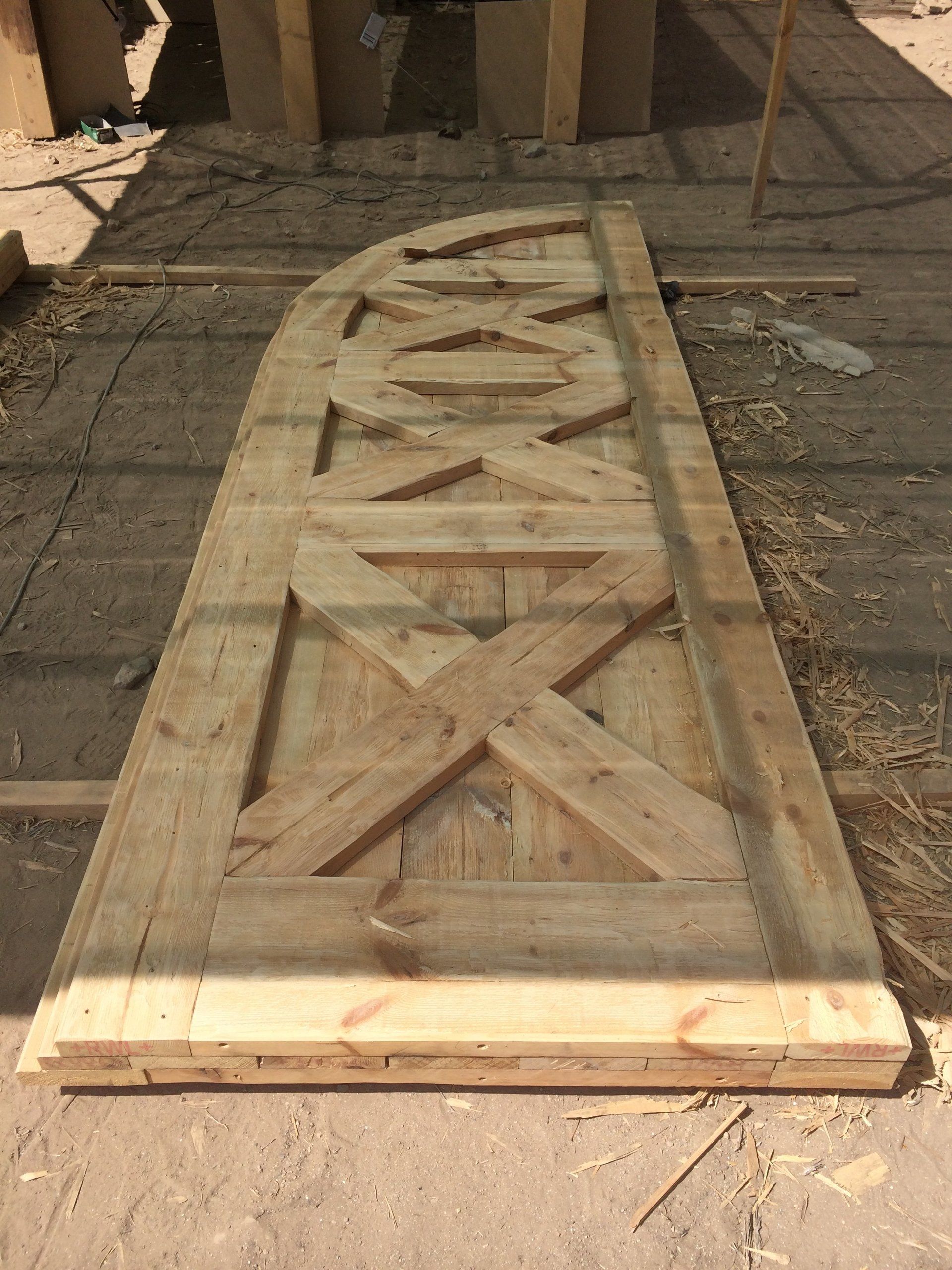 Un gran trozo de madera yace en el suelo.