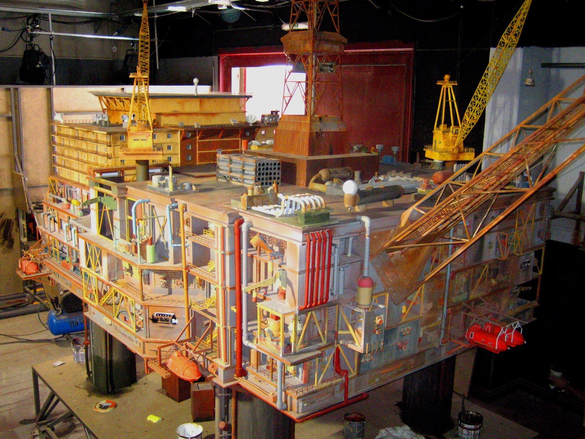 Un modelo de una plataforma petrolera está sobre una mesa.