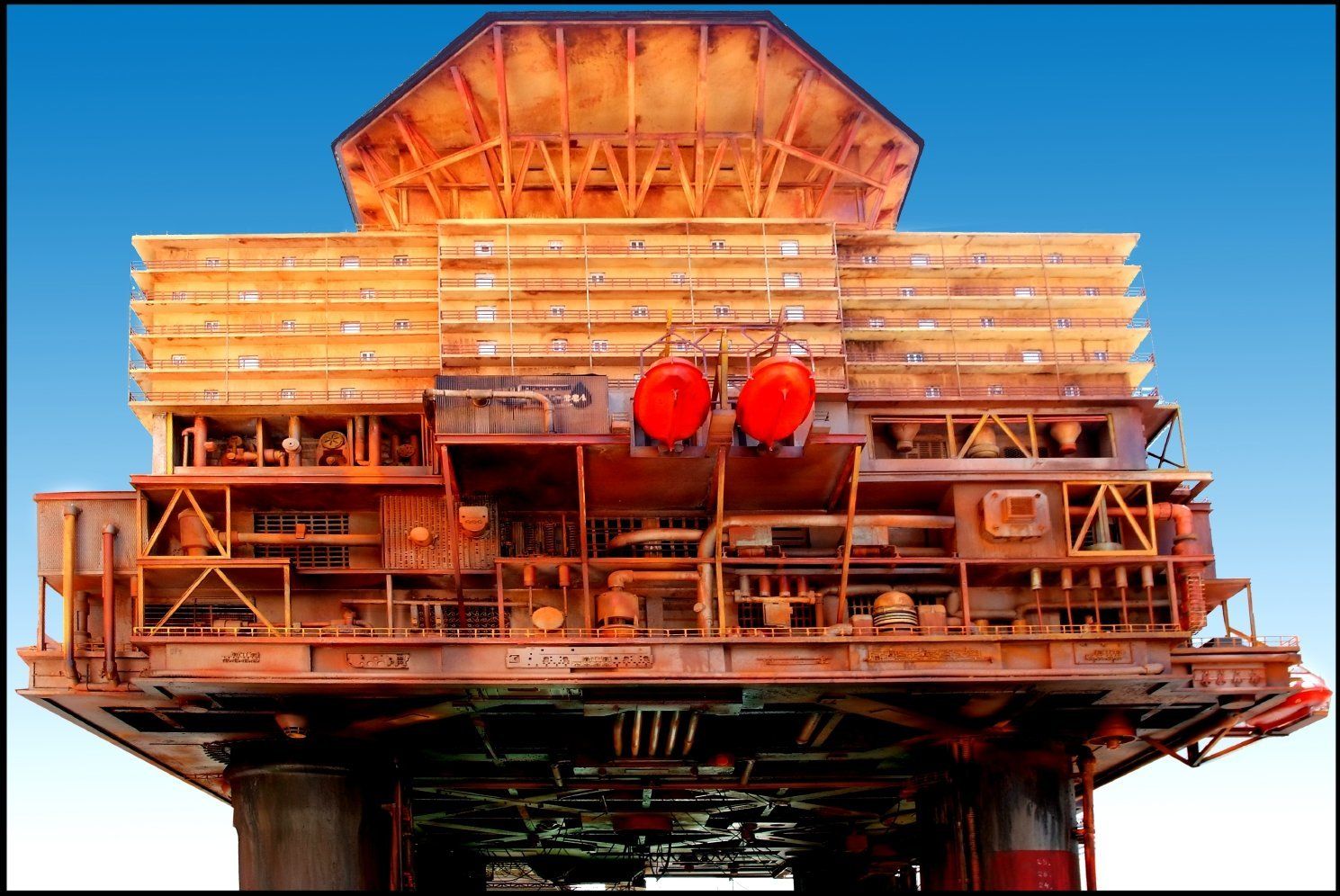Un gran edificio con un cielo azul al fondo.