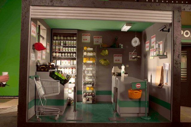 Una tienda en miniatura con un carrito de compras dentro.