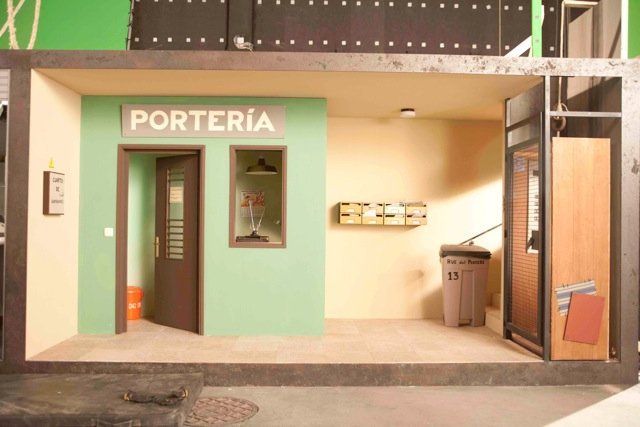 Un edificio con un cartel que dice portería.