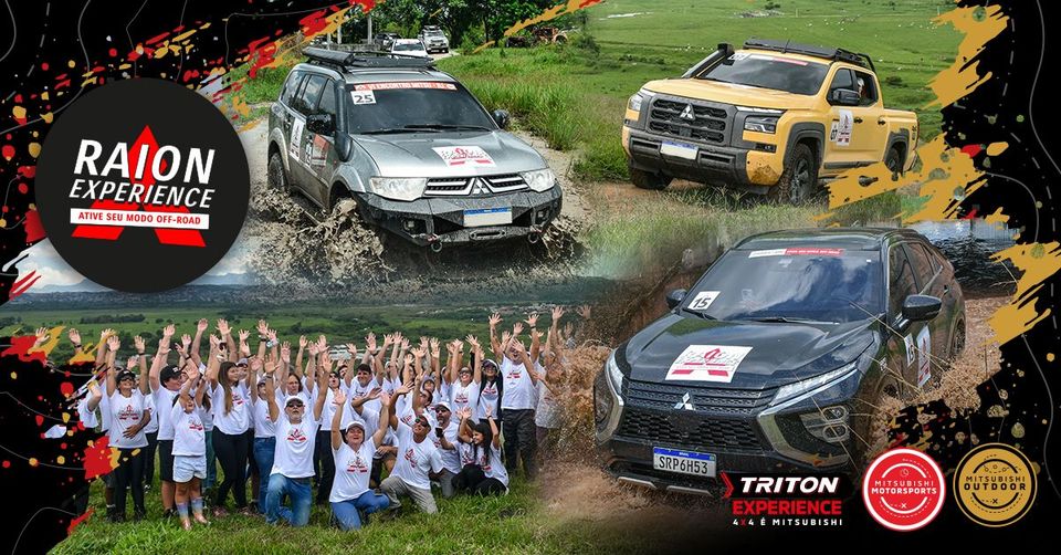 Casal assinando documentos em uma concessionária de carros, sorrindo para um vendedor.