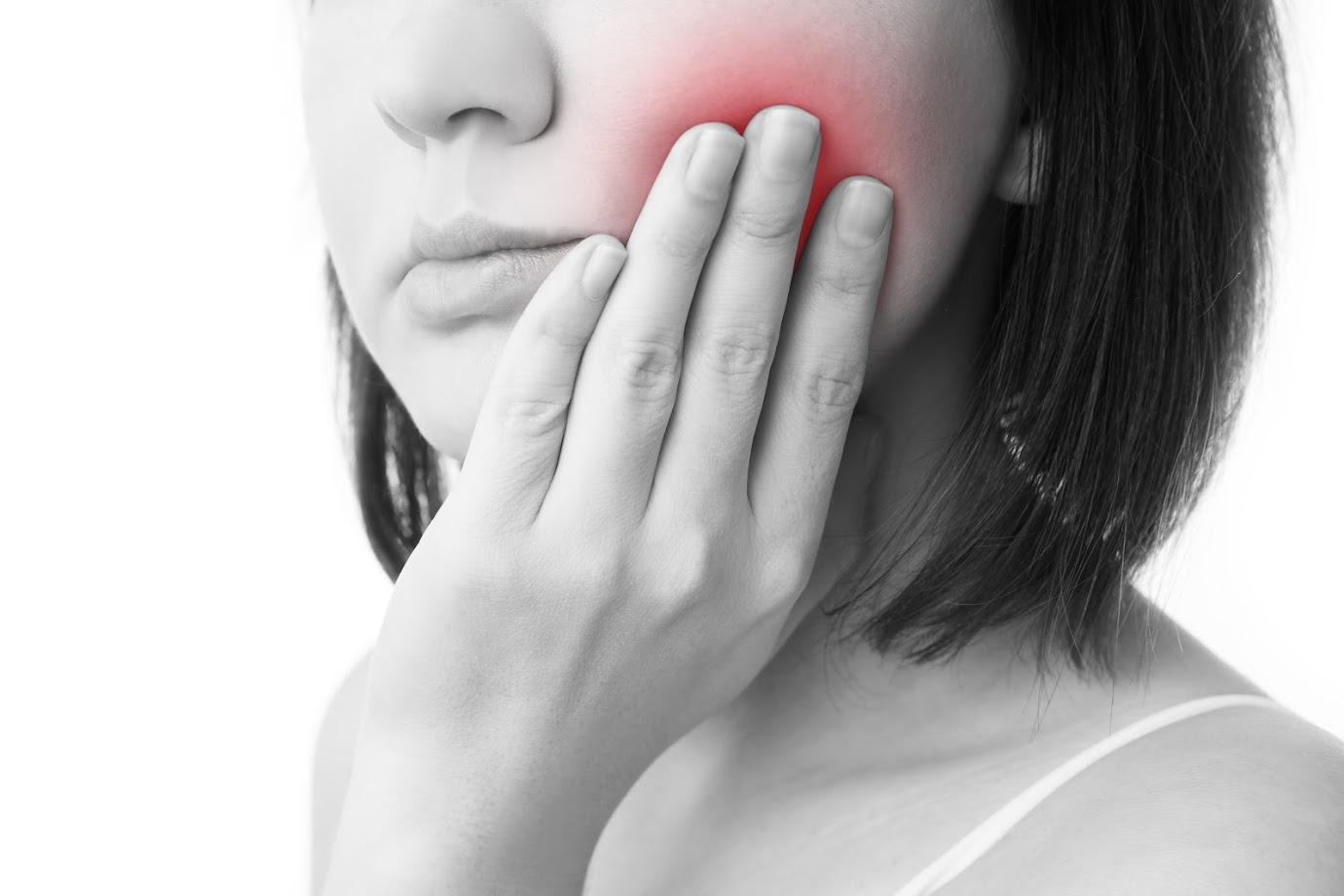 Woman Experiencing Toothache | Washington, DC | Michael G. Landy DDS