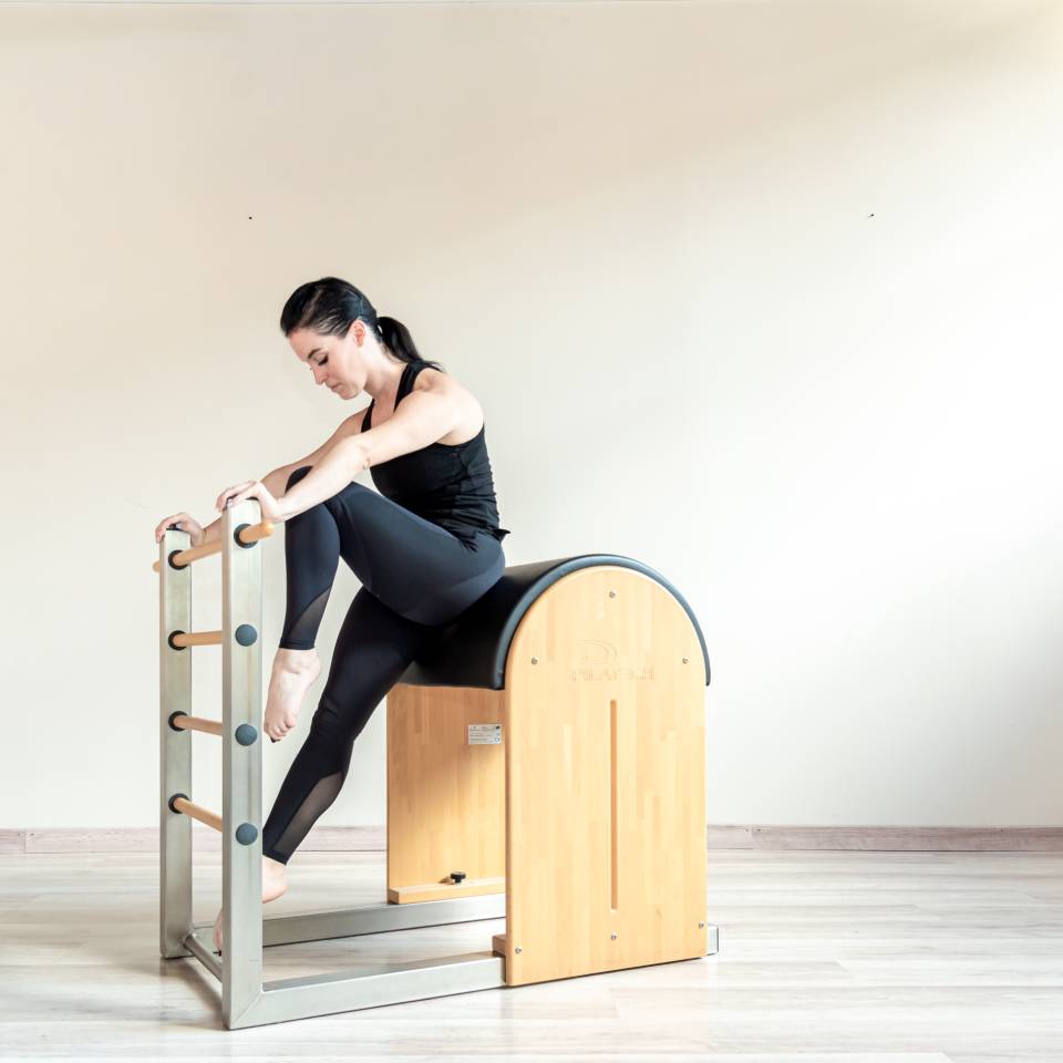 Donna che pratica pilates 4