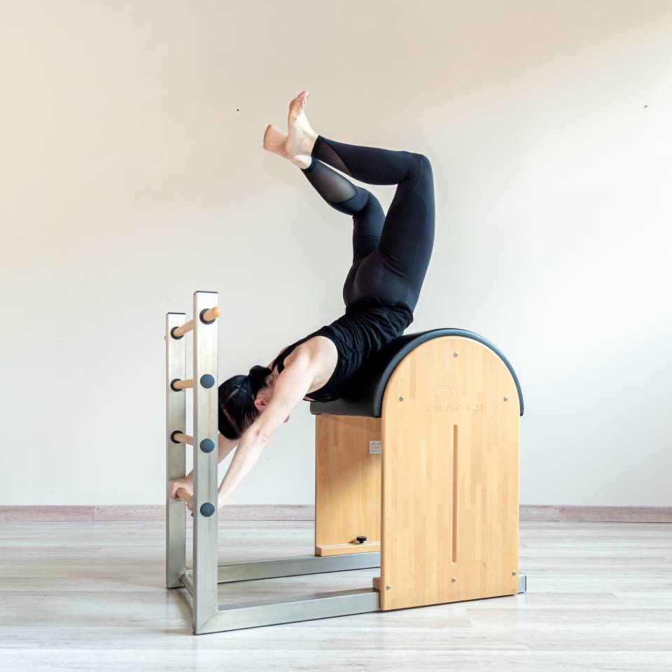 Donna che pratica pilates