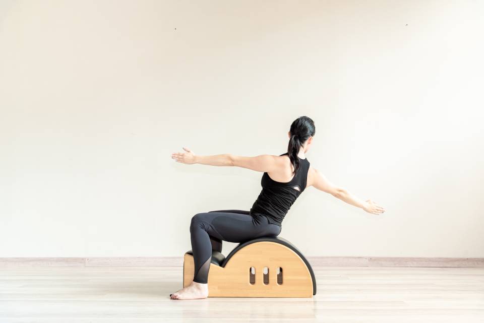 Donna che pratica pilates 3