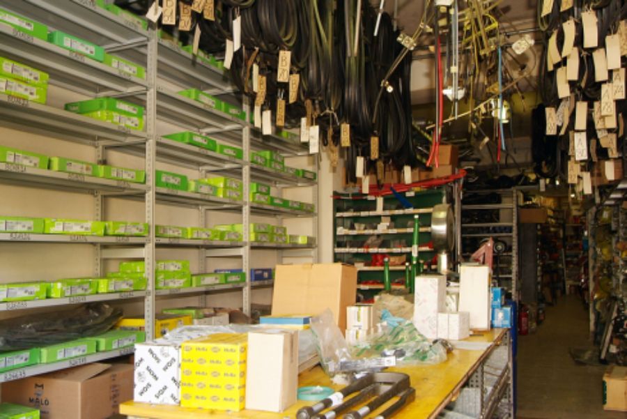 interno del negozio di ricambi auto