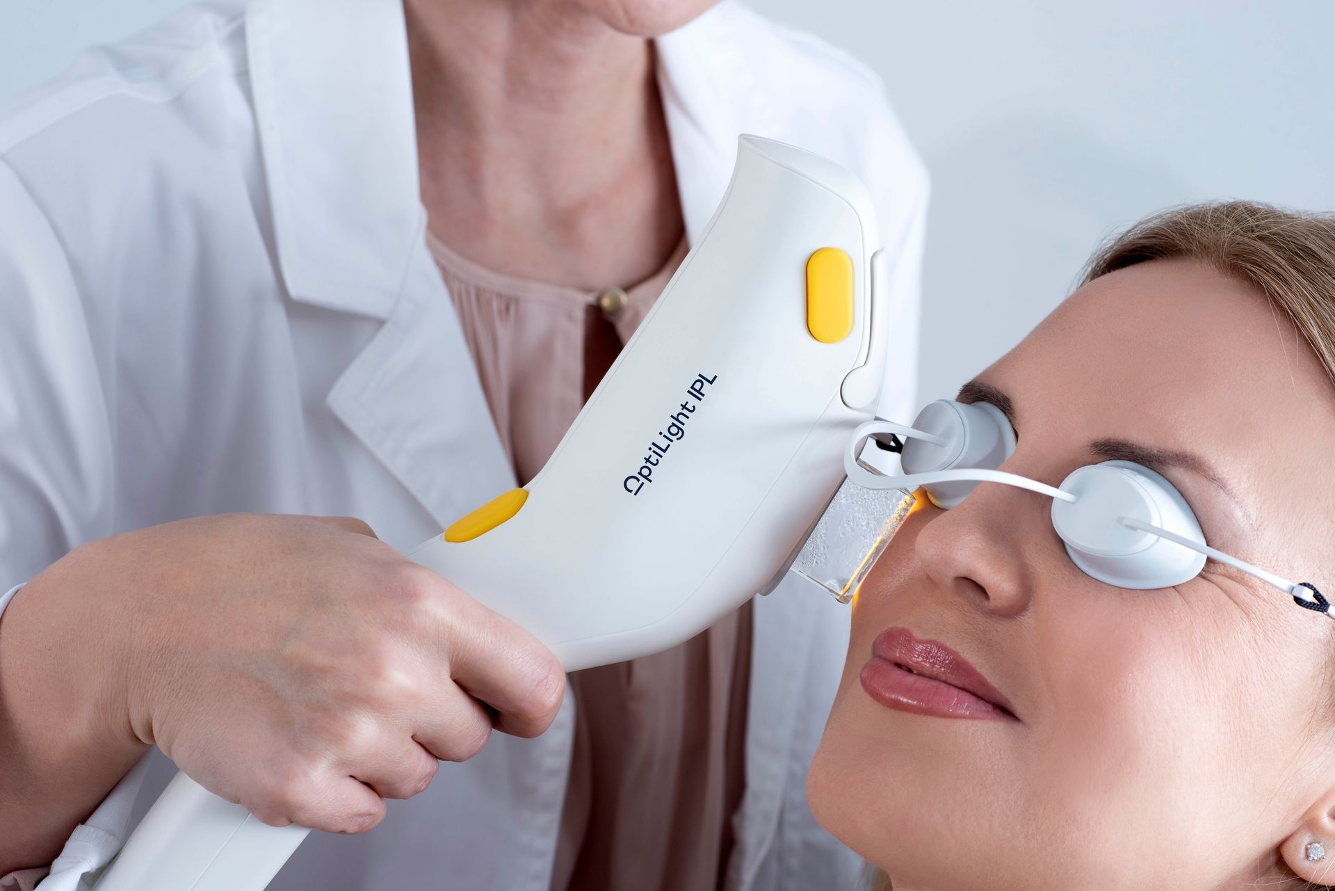 woman receiving a IPL treatment for dry eyes