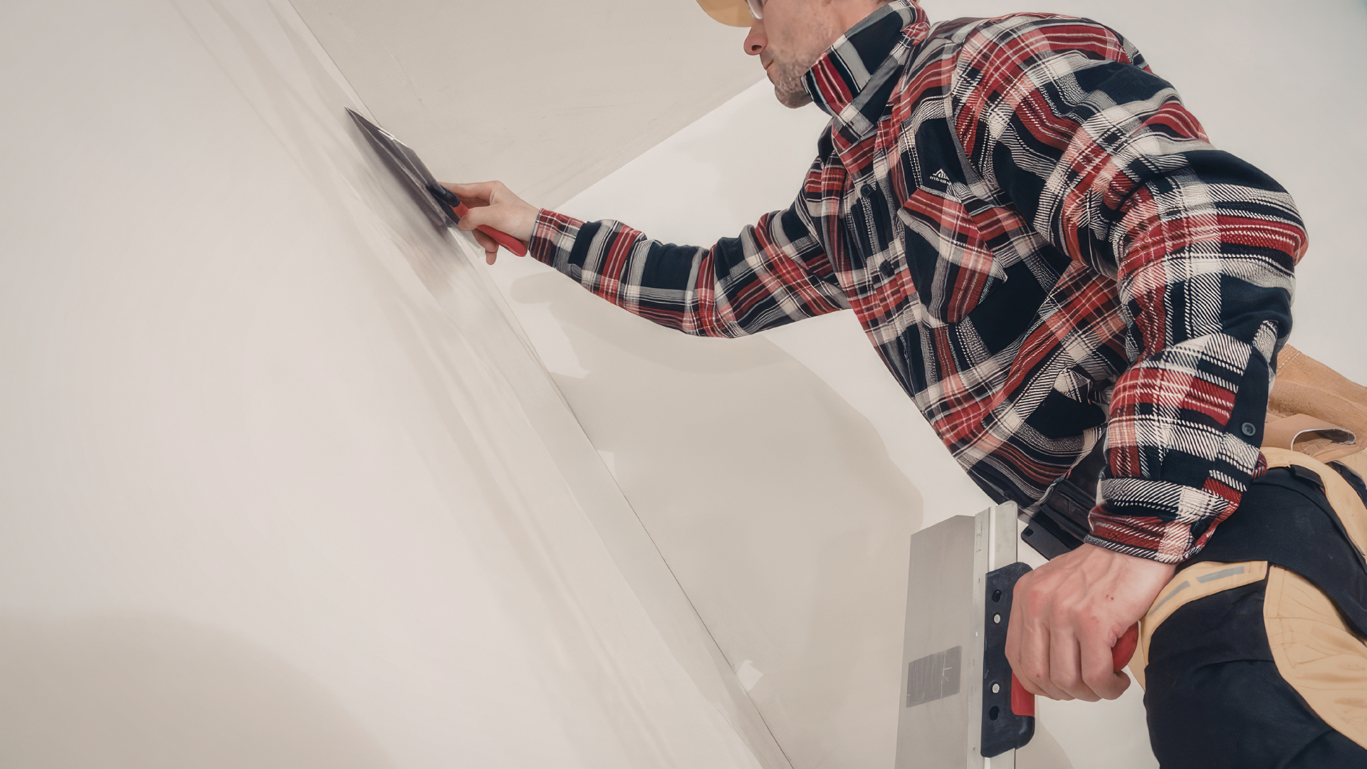 patching small drywall cracks with joint compound