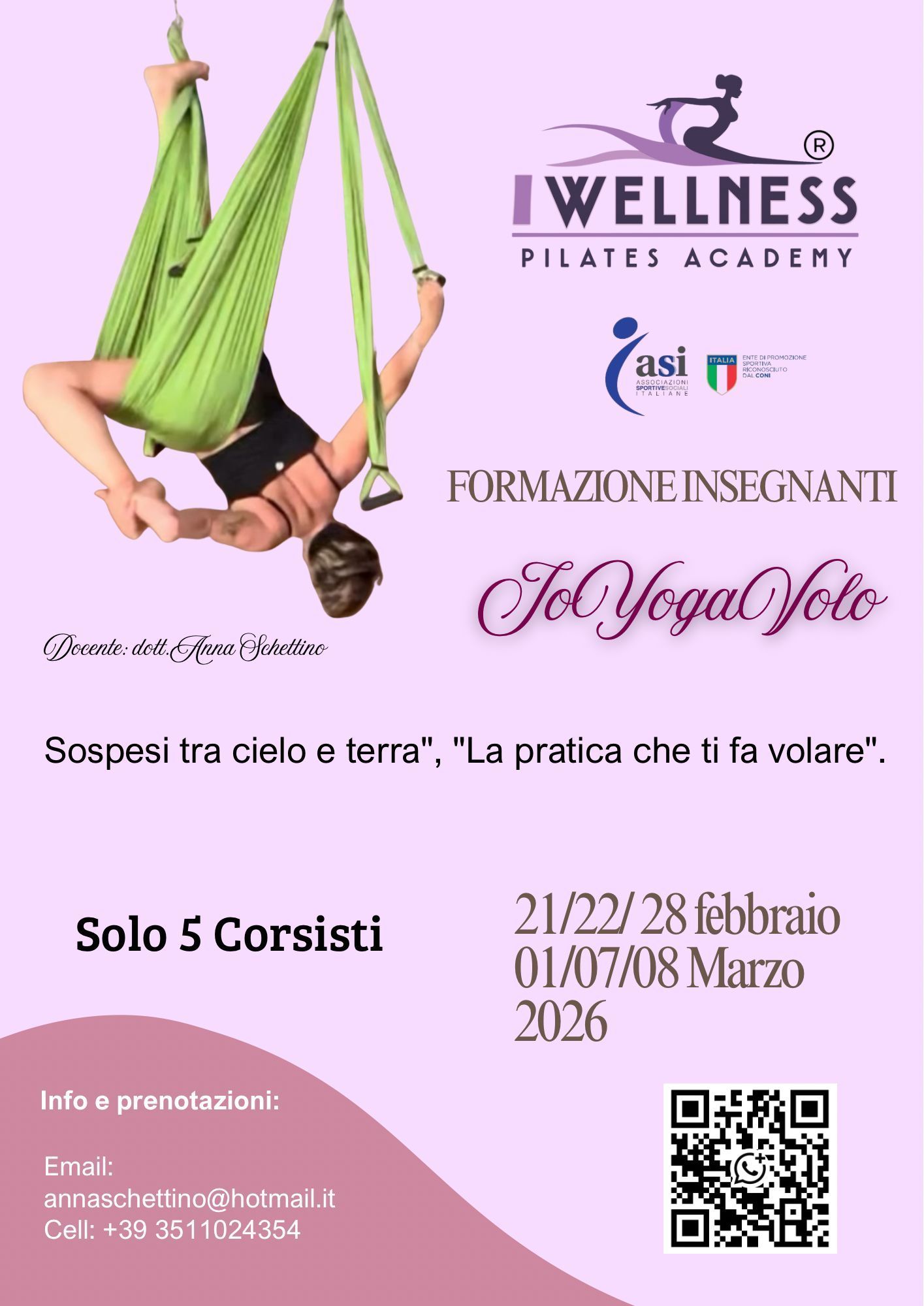 Volantino del workshop Fly Yoga: donna su amaca verde, testo "I Wellness Pilates Academy", date, codice QR.