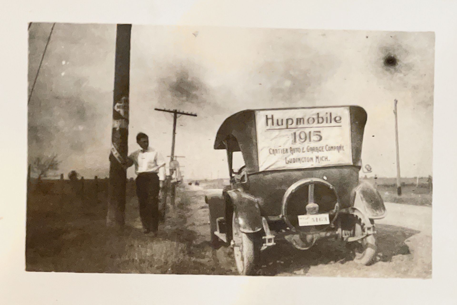 A black and white photo of a hummobile 1915 car