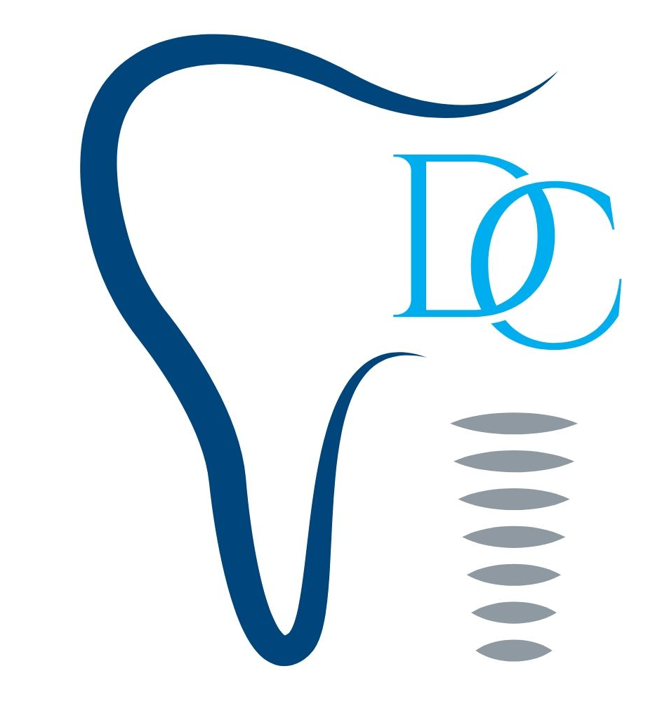 Il contorno blu scuro di un dente accanto alle lettere azzurre 