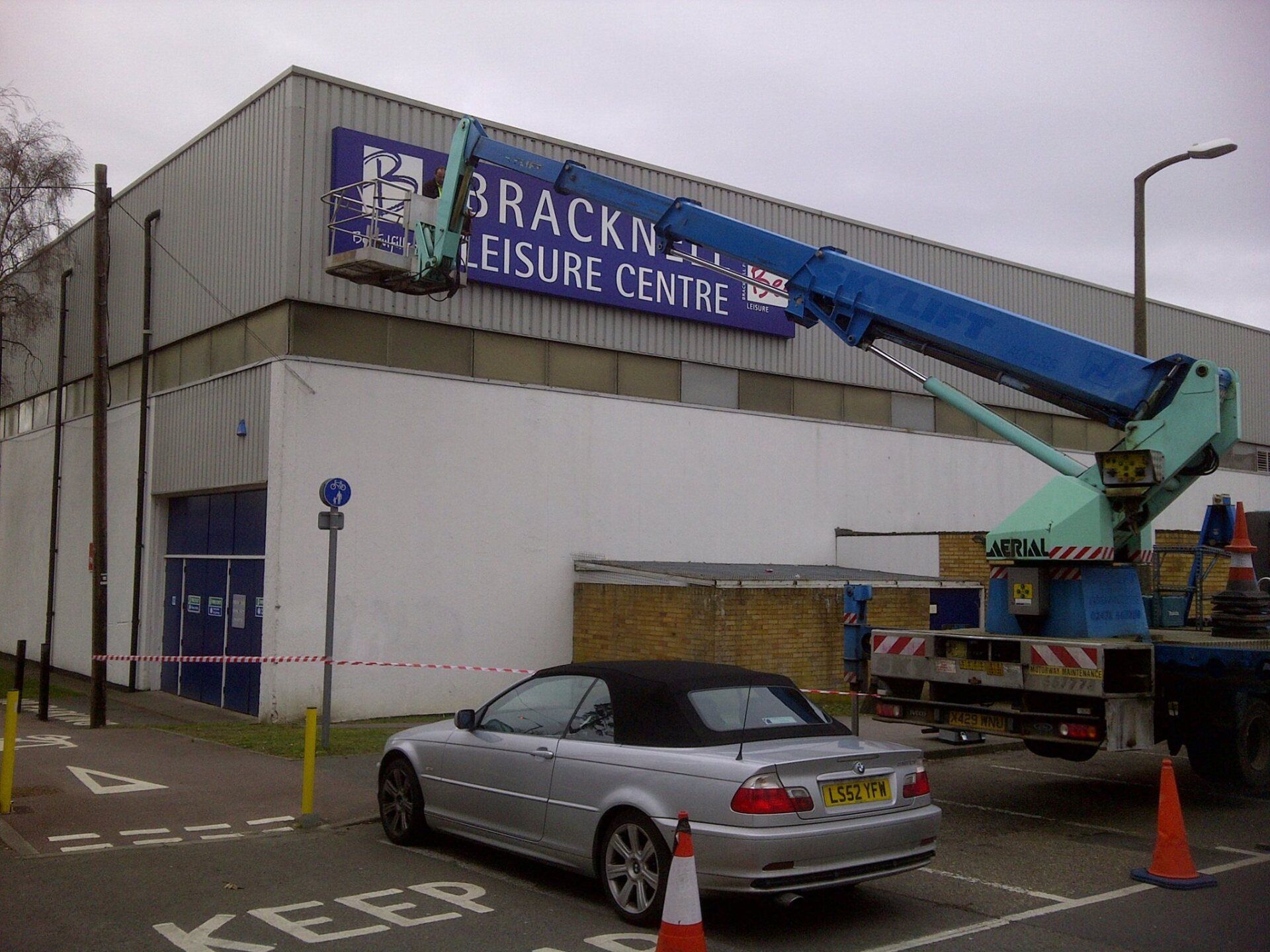 Installing Bracknell Leisure centre sign