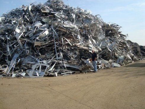 deposito di materiali di scarto metallici