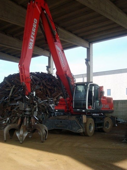 smistamento rifiuti ferrosi con ragno meccanico