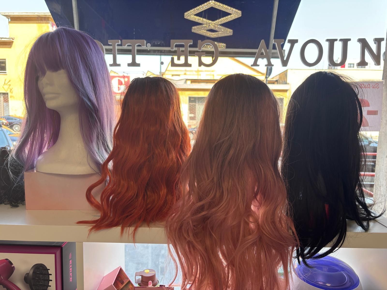 parrucche naturali e sintetiche