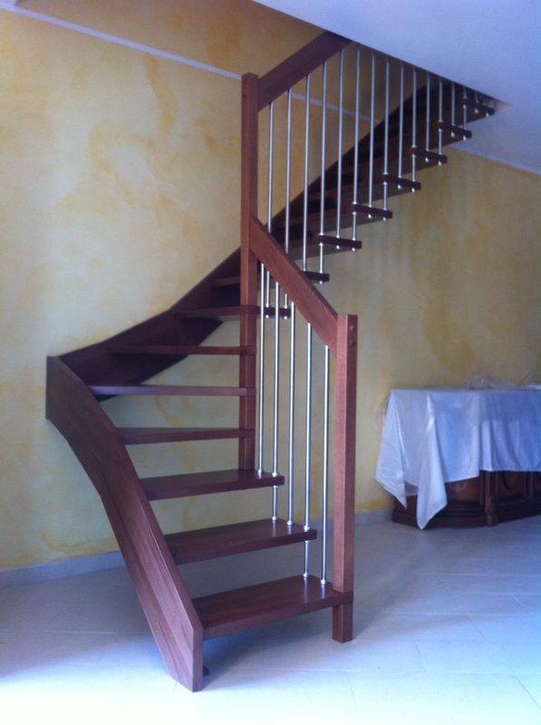 vista frontale di una scala interna