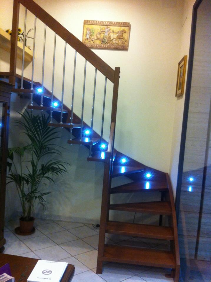 vista di una scala in legno con angolo