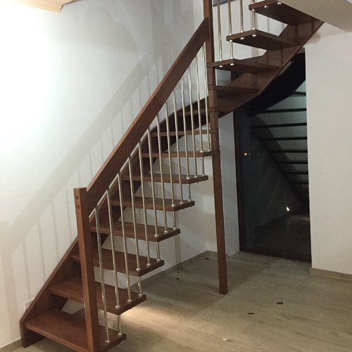 vista laterale di una scala in legno