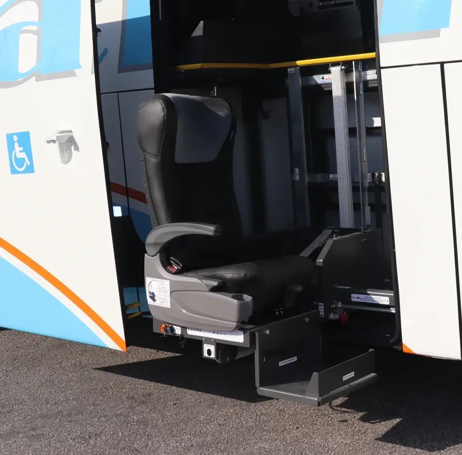 O interior de um ônibus com assentos acessíveis