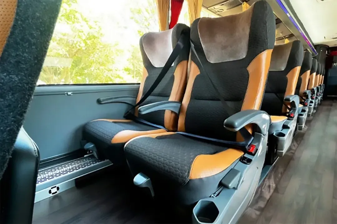 O interior de um ônibus com assentos executivos