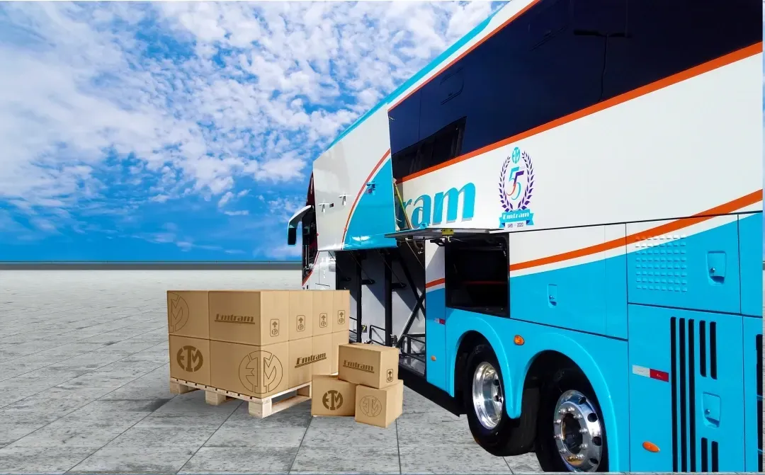 Um ônibus de dois andares está estacionado ao lado de um palete de caixas.