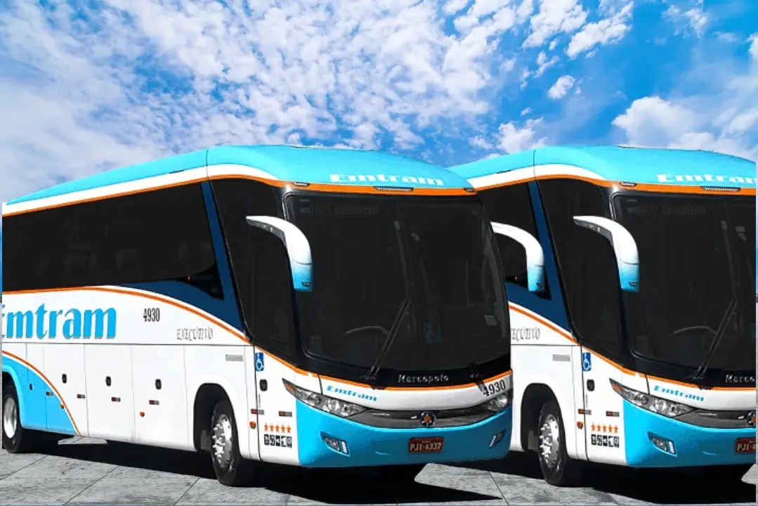 Dois ônibus azuis e brancos estão estacionados um ao lado do outro.