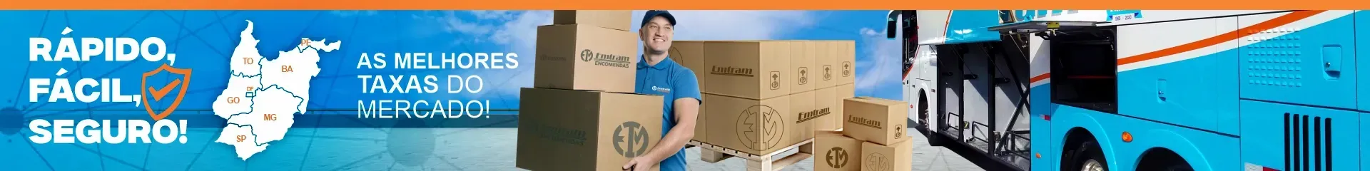 Um homem está carregando caixas na frente de um caminhão azul.