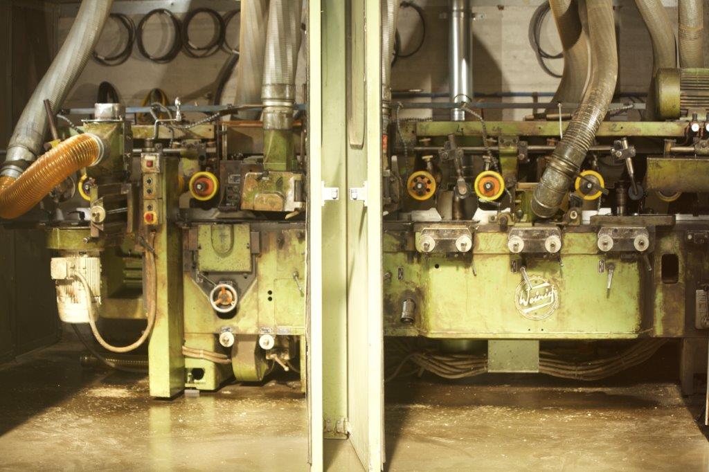 Scorniciatrice in una fabbrica