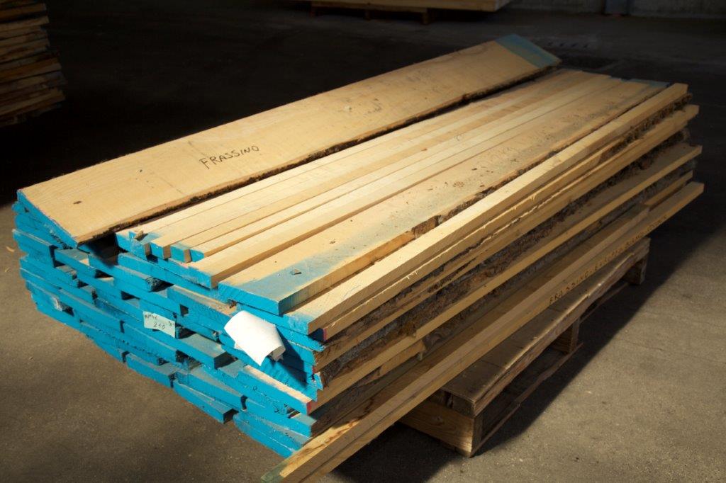 Travi di legno in una falegnameria