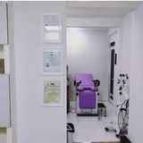 Hay una silla morada en el medio de la habitación.