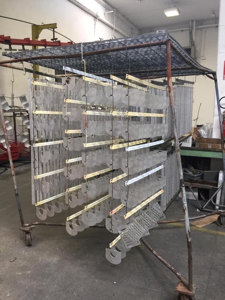 oggetti di metallo dopo verniciatura