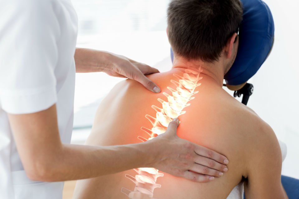 manipolazione chiropratica su paziente maschio
