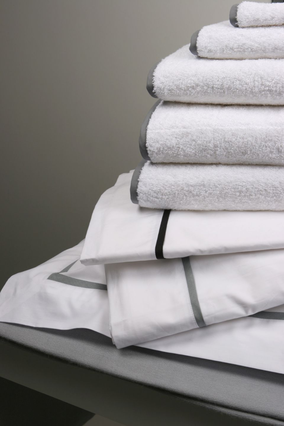 Asciugamani bianchi con lenzuola