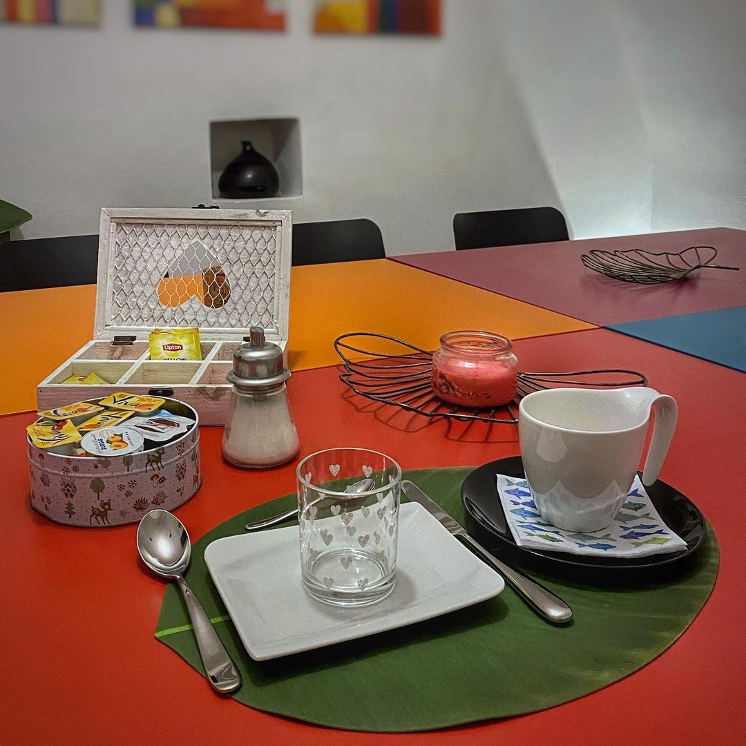 Un tavolo con una scatola di tè e una tazza sopra