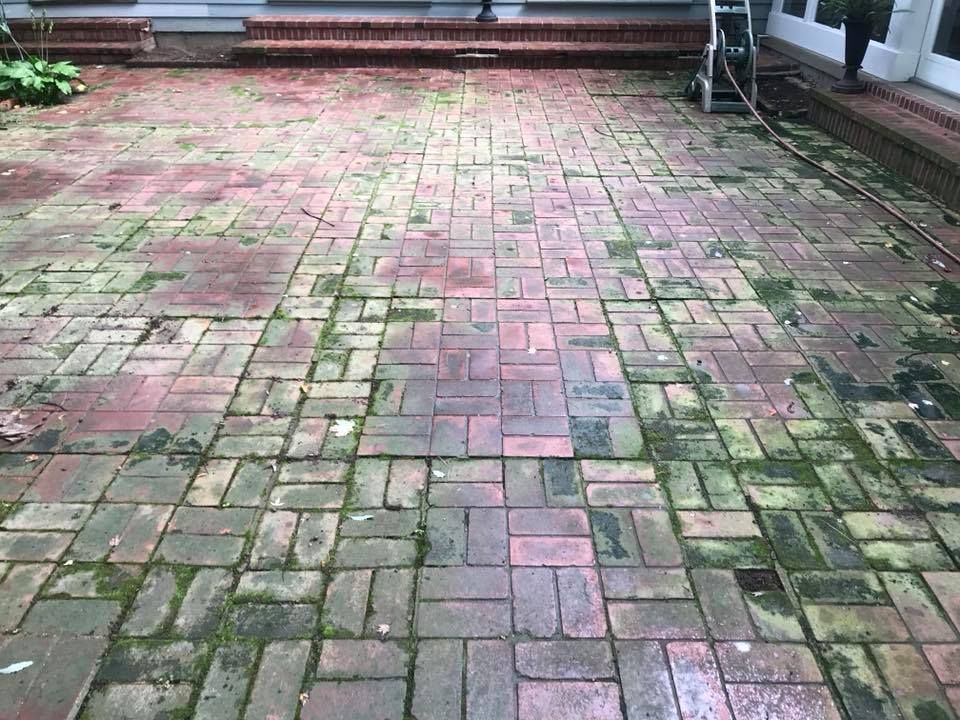 Hot Shotz Mobile Power Washing cleaned algae and mold off a brick patio in Ladue, MO