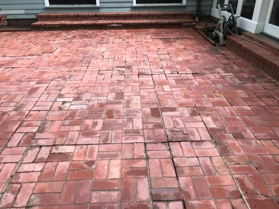 Hot Shotz Mobile Power Washing cleaned algae and mold off of a brick patio in Ladue, MO