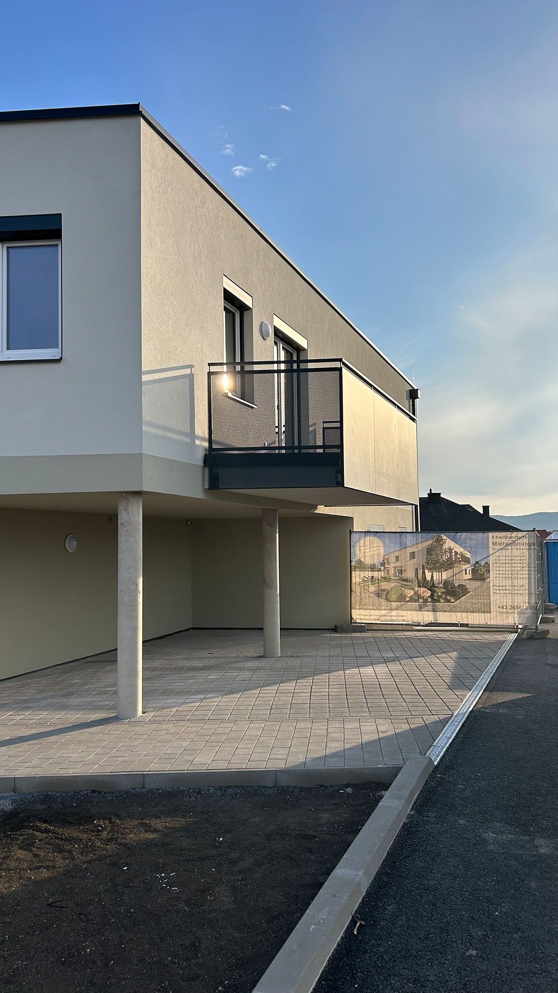 Ein Haus mit einer Treppe, die zu einer Veranda mit Vordach führt.