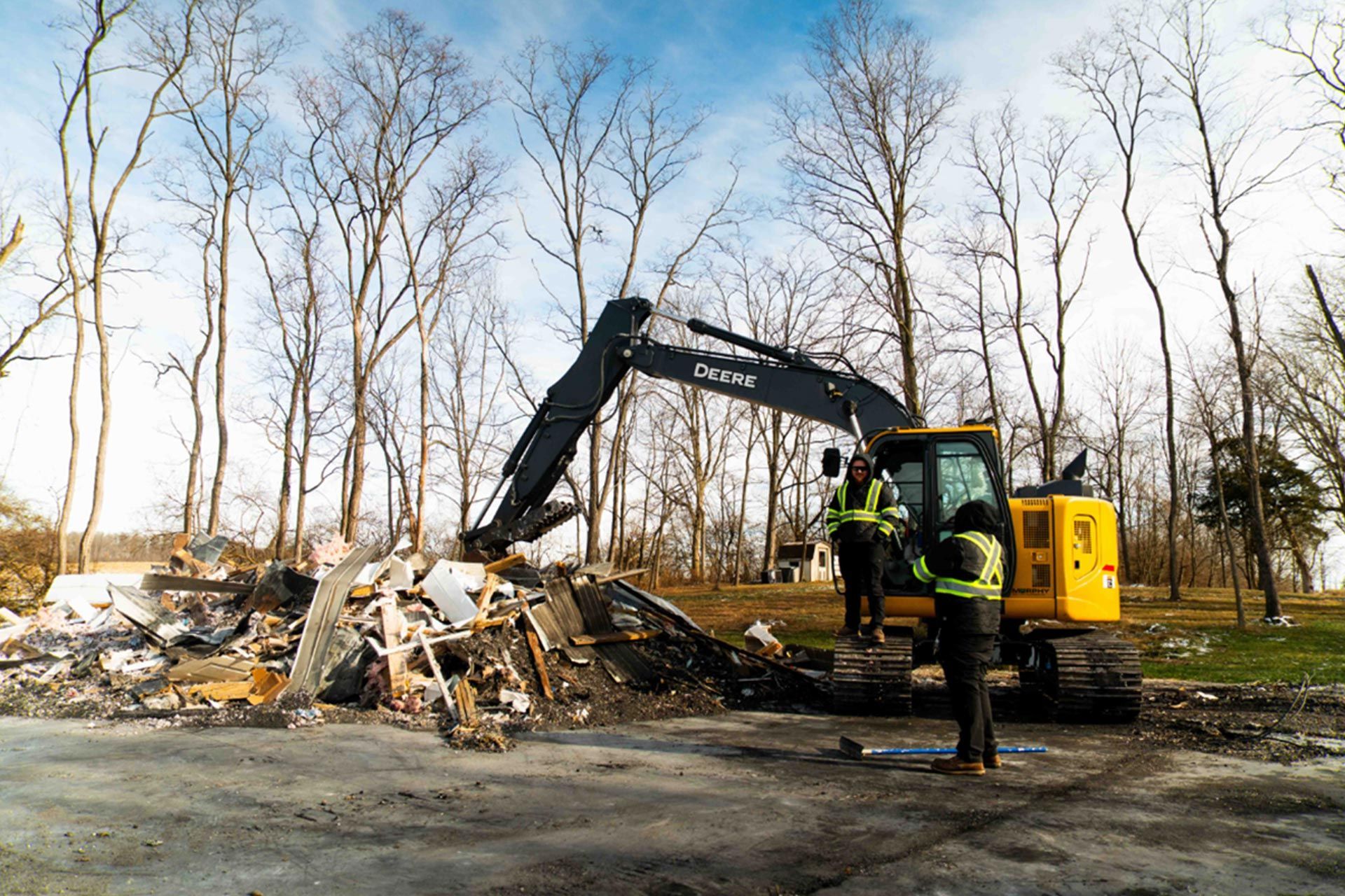 Demolition of an old building in the city's center with heavy equipment. Demolition of an old building in the city's center with heavy equipment.